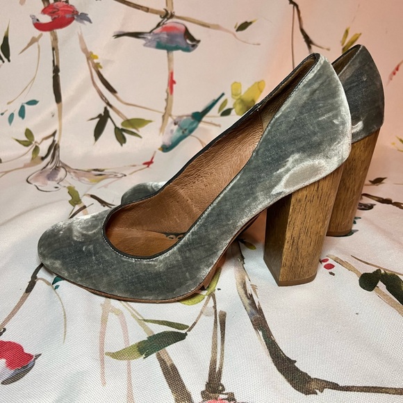 Grey velvet, round toe, wooden heel pump by Juicy Couture w box (nearly vintage) - Picture 2 of 15